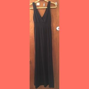 Old Navy black v-neck maxi dress - size small